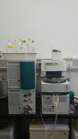 Tekućinski kromatograf (HPLC) s fluorescencijskim i UV detektorom